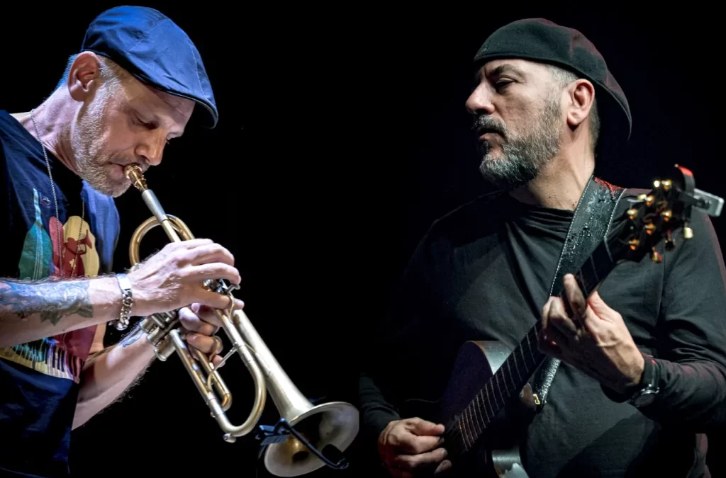 Belvedere Firenze: dalla musica di Fabrizio Bozzo & Bebo Ferra  alle macchine intelligenti di Nello Cristianini  Il 30 sul palco del Forte si esibiranno Bozzi e Ferra mentre il 31 sarà la volta delle riflessioni del prof Cristianini su intelligenza artificiale e dintorni  Firenze, 26 luglio 2025 – Continuano gli appuntamenti di Belvedere Firenze: mercoledì 30 luglio alle 20:30 per la rassegna “Forte in Musica” si esibiranno Fabrizio Bosso & Bebo Ferra, trombettista il primo, chitarrista il secondo.  Dimensione poetica, energia, creatività, sono l’origine del recente sodalizio tra i due musicisti. Il comune denominatore è certamente il jazz, inteso come pensiero e linguaggio in continua trasformazione e perenne ricerca di nuove sintesi. Brani originali, standard, ma anche altro, fino al Brasile, altra passione comune. L’amore per la melodia unita alla profonda conoscenza della tradizione jazzistica, l’interazione e lo scambio dei ruoli fra i due strumenti, supportati dalla tensione creativa e dall’empatia ritmica tra i due artisti, danno vita a una musica dinamica, ricca di sfumature e al tempo stesso di grande impatto.  Giovedì 31 luglio alle 20:30 invece, un nuovo incontro della rassegna “L’attualità del bello” vedrà protagonista Nello Cristianini, professore di Intelligenza Artificiale all’Università’ di Bath, autore di una trilogia sull’era delle macchine intelligenti, edita da Il Mulino (La scorciatoia, 2023; Machina Sapiens, 2024; Sovrumano, 2025). Cristianini ha una Laurea in Fisica (Università’ di Trieste), Master in Computational Intelligence (University of London), PhD in Engineering Mathematics (University of Bristol).  In precedenza è stato professore all’Università’ della California, Davis e all’Università di Bristol. Sulla terrazza di Belvedere Firenze Cristianini, in dialogo con Valentina Zucchi, responsabile della mediazione culturale di Fondazione MUS.E, ripercorre la strada che il genere umano ha seguito per costruire le intelligenze artificiali, per capirne il funzionamento e per imparare a conviverci senza rischi.  Gli eventi sono a ingresso libero e si svolgono all’aperto, negli spazi di Belvedere Firenze, accessibili tutti i giorni anche oltre l’orario museale. Il progetto si inserisce nel più ampio piano di valorizzazione del Forte di Belvedere, che resterà aperto fino al 15 ottobre 2025 con mostre, installazioni, visite guidate e laboratori pensati per coinvolgere pubblici di tutte le età.  Belvedere Firenze, curato e gestito dalla Fondazione MUS.E, è uno spazio restituito alla città, che comprende il Museo di Forte Belvedere insieme alla caffetteria e al bookshop, per accogliere cittadini e visitatori attraverso un ricco calendario di eventi che spaziano dalla musica al pensiero contemporaneo.  Al piano nobile del Forte Belvedere è possibile visitare Firenze Forma Continua LAB, progetto di ricerca dell’Ufficio Firenze Patrimonio Mondiale e rapporti con l’UNESCO del Comune di Firenze, sviluppato con il supporto del Laboratorio Heritage and Research, HeRe_Lab, in collaborazione con il Dipartimento di Architettura dell’Università degli Studi di Firenze e di Fondazione MUS.E. Firenze Forma Continua LAB è dedicato all’evoluzione urbana della città nella forma di un’installazione-laboratorio, in cui l’approccio partecipativo del pubblico è centrale per il racconto delle trasformazioni urbane.  Inoltre, Fondazione MUS.E ha sviluppato un programma di visite e attività che consentono di apprezzare la storia e gli spazi del Forte di Belvedere ma anche di esplorare le sue connessioni con la città passata e presente, favorendo la partecipazione attiva di ciascuno, anche in chiave intergenerazionale. In particolare, le proposte sono declinate nelle giornate di venerdì, sabato e domenica – alle h17 per famiglie con bambini dai 6 agli 11 anni, alle h18.30 per giovani e adulti: tutti i venerdì sarà fruibile il percorso Forme di città, centrato sull’analisi e sull’immaginazione di impianti urbanistici e di profili architettonici; tutti i sabati è attiva la proposta Il mio posto speciale,  che promuove il dialogo tra luoghi iconici e luoghi affettivi della città di Firenze; tutte le domeniche spazio al laboratorio L’arte del vedere,  teso a valorizzare il proprio personale sguardo su particolari vedute della città e del paesaggio grazie alla fotografia e al disegno dal vero (info e prenotazioni info@musefirenze.it 055-0541450).  Il Forte Belvedere è aperto dal martedì alla domenica, dalle ore 10 alle ore 20 (ultimo ingresso alle ore 19). È possibile acquistare i biglietti per il Museo di Forte Belvedere e giardini di Forte Belvedere.  L’accesso al Forte Belvedere è gratuito per i residenti della Città Metropolitana di Firenze, mentre è a pagamento per tutti gli altri visitatori (biglietto intero 5 €; ridotto 3 €). L’accesso alla sola caffetteria e agli eventi ospitati nelle terrazze invece sarà gratuito per tutti grazie ad un percorso dedicato.  Gli orari della caffetteria sono: Martedì, orario 10.00 – 20.00 Dal mercoledì alla domenica orario 10:00 – 23:00 Lunedì chiuso  Per informazioni info@belvederefirenze.it Per prenotazioni: caffetteria@belvederefirenze.it  belvederefirenze.it