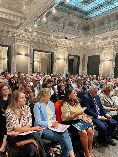 Convegno sull’AI nella scuola a Firenze.  Oltre 300 tra insegnanti, dirigenti scolastici e operatori del mondo dell’istruzione.